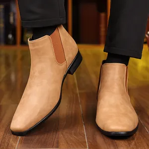 Vue détaillée des bottines Chelsea pour hommes couleur camel au design pointu chic