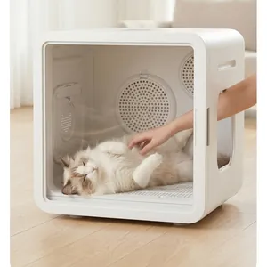 Primer plano de un secador inteligente blanco para mascotas con gato y ventana de interacción