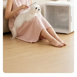 Détail de style de vie d'un séchoir intelligent blanc pour animaux avec un chien