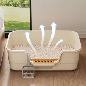 Große halboffene cremefarbene Katzentoilette mit Schaufel in einer modernen Wohnung