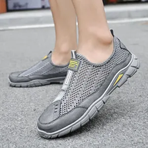 Dettaglio delle scarpe casual da uomo in mesh traspirante grigio leggero per l'estate