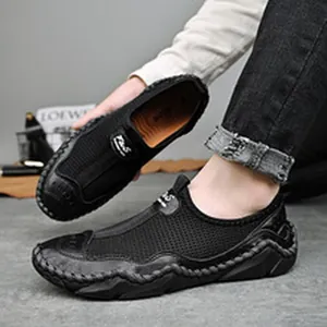 Vista dettagliata di mocassini casual da uomo in rete traspirante nera con design slip-on
