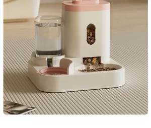 Nahaufnahme eines rosa-weißen 2-in-1 Futterautomaten und Wasserspenders für Haustiere