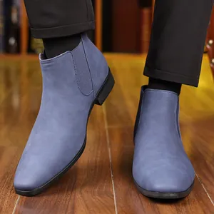 Vue détaillée de bottines Chelsea élégantes en daim bleu pour hommes à la mode