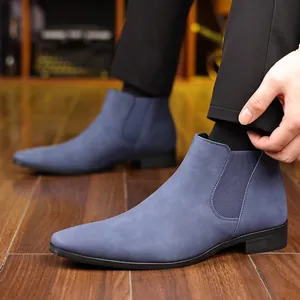 Vue latérale de bottines Chelsea élégantes en daim bleu pour hommes avec bout pointu.
