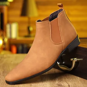 Vue latérale de bottines Chelsea marron haut de gamme pour hommes sur fond de bois