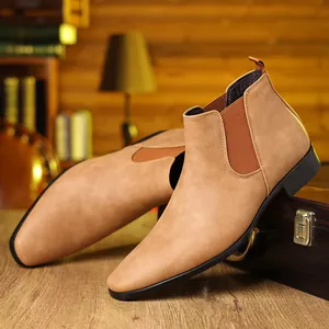 Gros plan sur des bottines Chelsea homme marron avec bout pointu et élastique