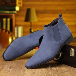 Vue détaillée des élégantes bottines Chelsea pour hommes en daim bleu à bout pointu