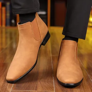 Bottines Chelsea beiges pour hommes à bout pointu, présentées portées avec élégance.