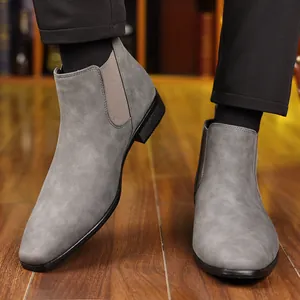 Vue détaillée de bottines Chelsea grises à bout pointu pour hommes, style élégant.