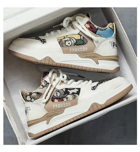 Vista dettagliata di sneakers alte alla moda con orsetto a cartoni nella scatola scarpe.