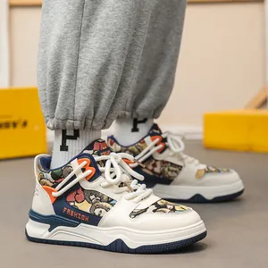 Sneaker alte alla moda per adolescenti con vivaci stampe cartoon e design stringato.