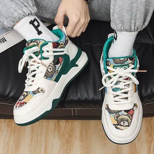 Sneaker alte di tendenza con motivi a orsetto colorati e accenti verdi stilizzati