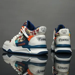 Sneaker alte alla moda con motivo a cartoni animati e vivaci accenti arancioni e blu.