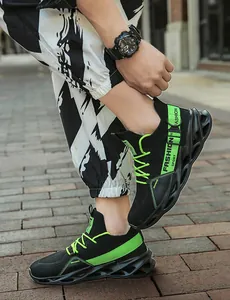 Vue détaillée des baskets respirantes à semelle lame pour hommes en noir et vert.
