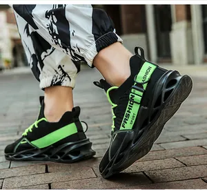 Vue latérale de baskets à lame pour hommes avec accents vert néon et maille tricotée