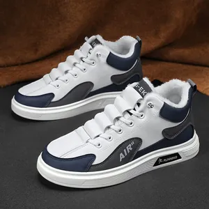 Sneakers alte invernali in pile con fodera calda in bianco e blu navy design sportivo