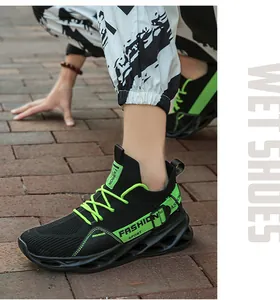 Vue latérale détaillée de baskets noires à semelle lame avec des accents vert fluo