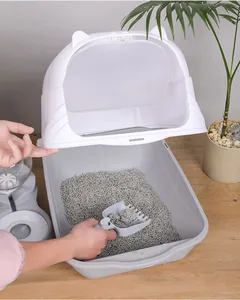 Detailansicht der extra großen geschlossenen Katzentoilette und integriertem Schaufeln