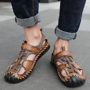 Gedetailleerde weergave van handgemaakte bruine leren outdoorsandalen met mesh.