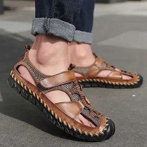 Gedetailleerd zijaanzicht van bruine handgemaakte leren outdoorsandalen met ademend mesh.