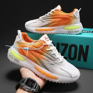 Dettaglio ravvicinato di sneakers sfumate arancioni da uomo con suole spesse in gomma