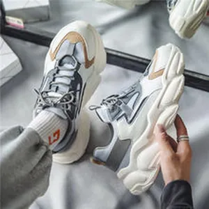 Vista dettagliata di sneakers chunky da uomo con design multistrato alla moda bianco e grigio