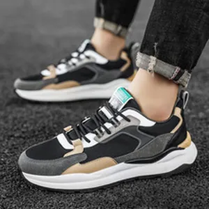 Dettaglio delle sneakers autunnali da uomo con design patchwork multicolore trendy.
