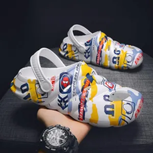 Sabot bianchi da uomo comodi con vivaci graffiti gialli e blu e motivo a tema supereroi