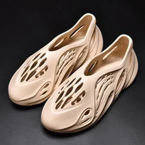Dettaglio delle scarpe foam runner beige con un esclusivo design futuristico traforato