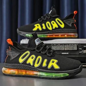 Dettaglio delle sneakers trendy da uomo con cuscinetto d'aria colorato e tomaia in maglia