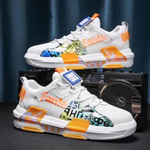 Primo piano di sneakers chunky da uomo bianche e arancioni con logo Fanta e graffiti