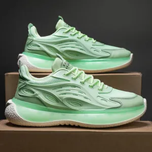 Vista laterale dettagliata di sneaker chunky verde menta da uomo con tomaia in mesh