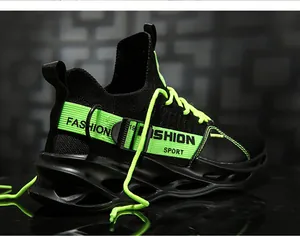 Vue détaillée des baskets blade en maille respirante noire et vert néon pour hommes
