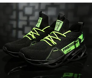 Gros plan de baskets blade en maille noire et vert néon avec un design en mesh.