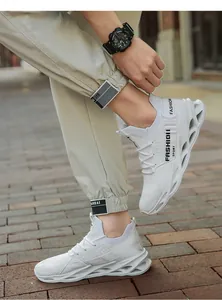 Vue détaillée de profil de baskets blanches en maille fly-knit à semelles évidées