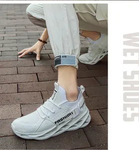 Vue détaillée de baskets blade blanches en flyknit avec tige en maille respirante