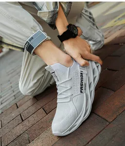 Vue détaillée des baskets blanches en tricot pour hommes avec design en maille