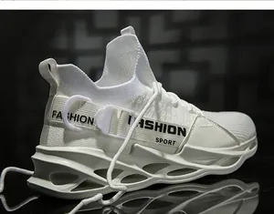 Vue latérale détaillée de chaussures de sport blanches à lame respirante avec semelle creuse