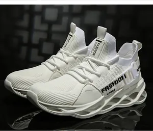 Gros plan sur la maille blanche et la semelle lame de ces chaussures de sport pour hommes