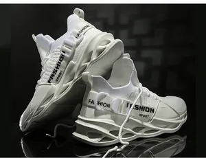 Gros plan de baskets blanches en maille avec une semelle à lame creuse unique.