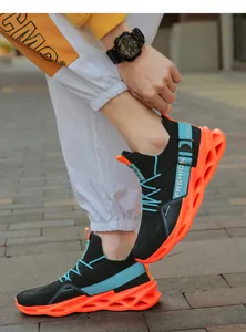 Vue détaillée des baskets respirantes pour hommes avec semelles orange vif évidées