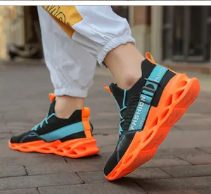 Détail de baskets en maille pour hommes avec semelles à lames orange vif et sangles