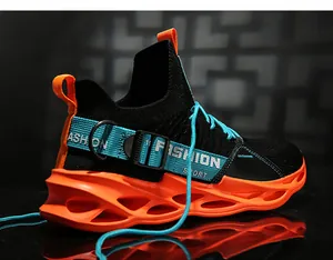 Vue détaillée de baskets en tricot pour hommes avec semelle lame orange et touches bleu