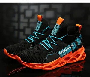 Vue détaillée des baskets noires en maille avec des semelles orange vif et lacets bleus
