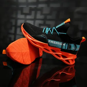 Vue détaillée des baskets à semelle lame noir et orange avec maille respirante.