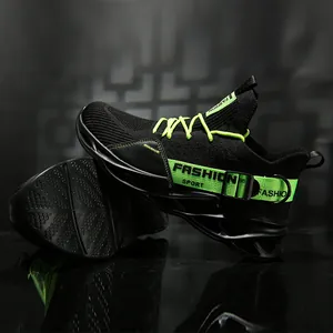 Vue latérale de baskets à lames noir et vert fluo pour hommes avec tige en tricot.
