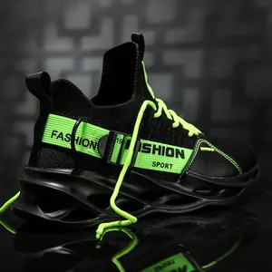 Vue détaillée de la basket fly-woven noire et vert néon avec semelle à lame unique