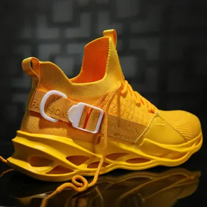 Détail de la basket en maille jaune pour homme avec une semelle creuse style lame unique.