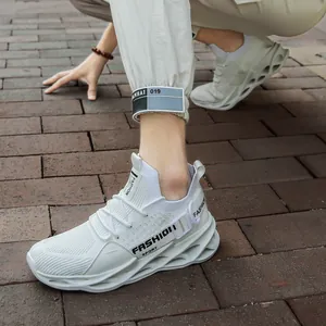Vue latérale détaillée de baskets de sport blanches à semelle blade sur un mannequin
